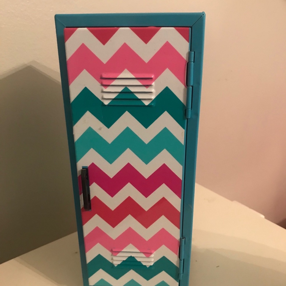 mini locker w/ magnets, lock and 2 keys